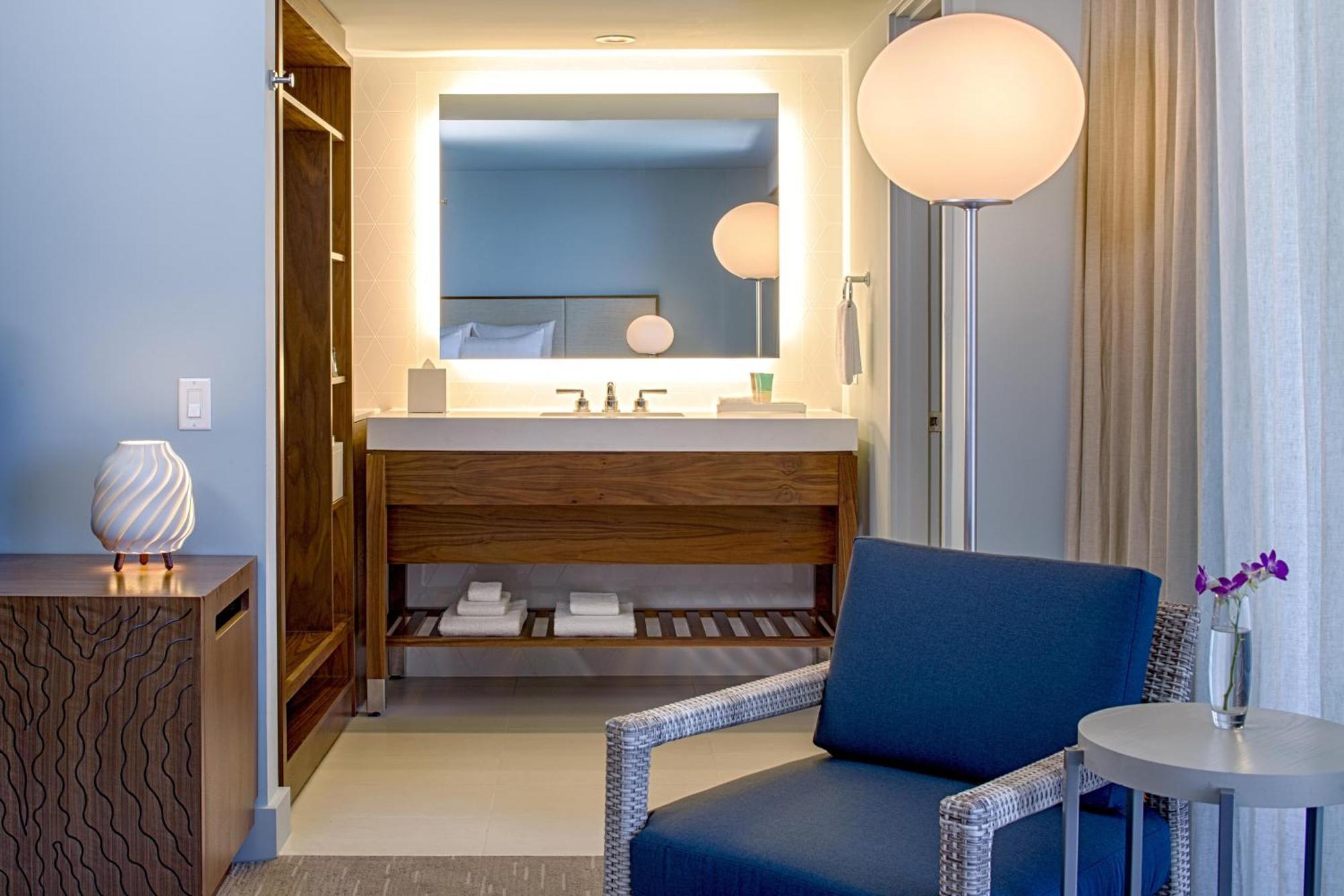 Habitación con cama extragrande y vistas a la ciudad