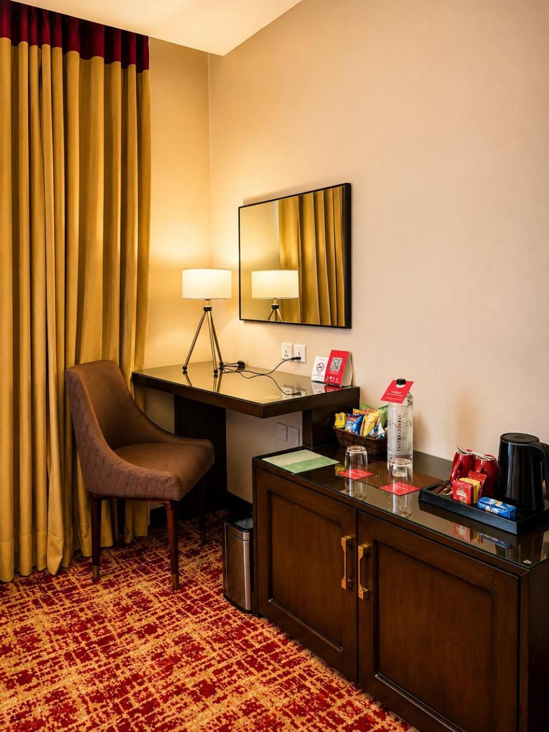 Deluxe King Room with Pine View