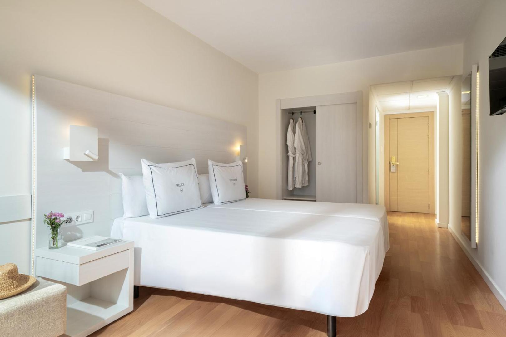 Chambre Lits Jumeaux avec Balcon – Vue sur Piscine
