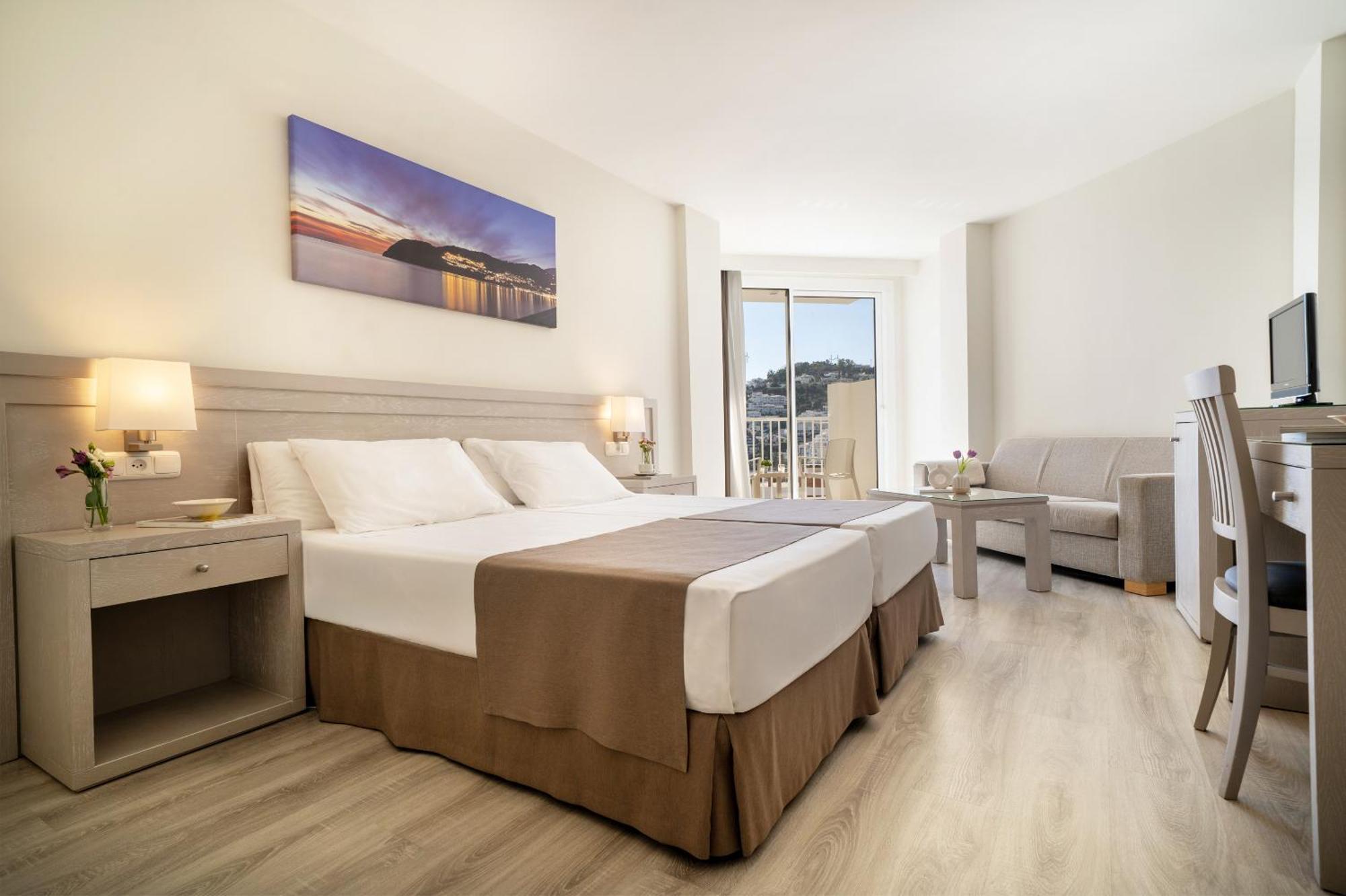 Standard Twin Room Side Sea View