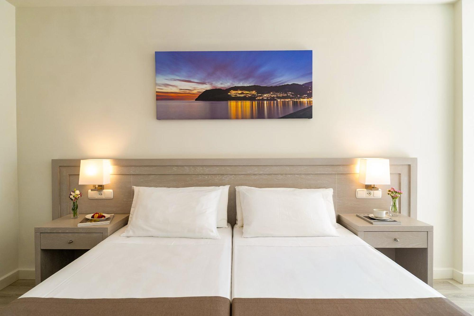 Standard Twin Room Side Sea View