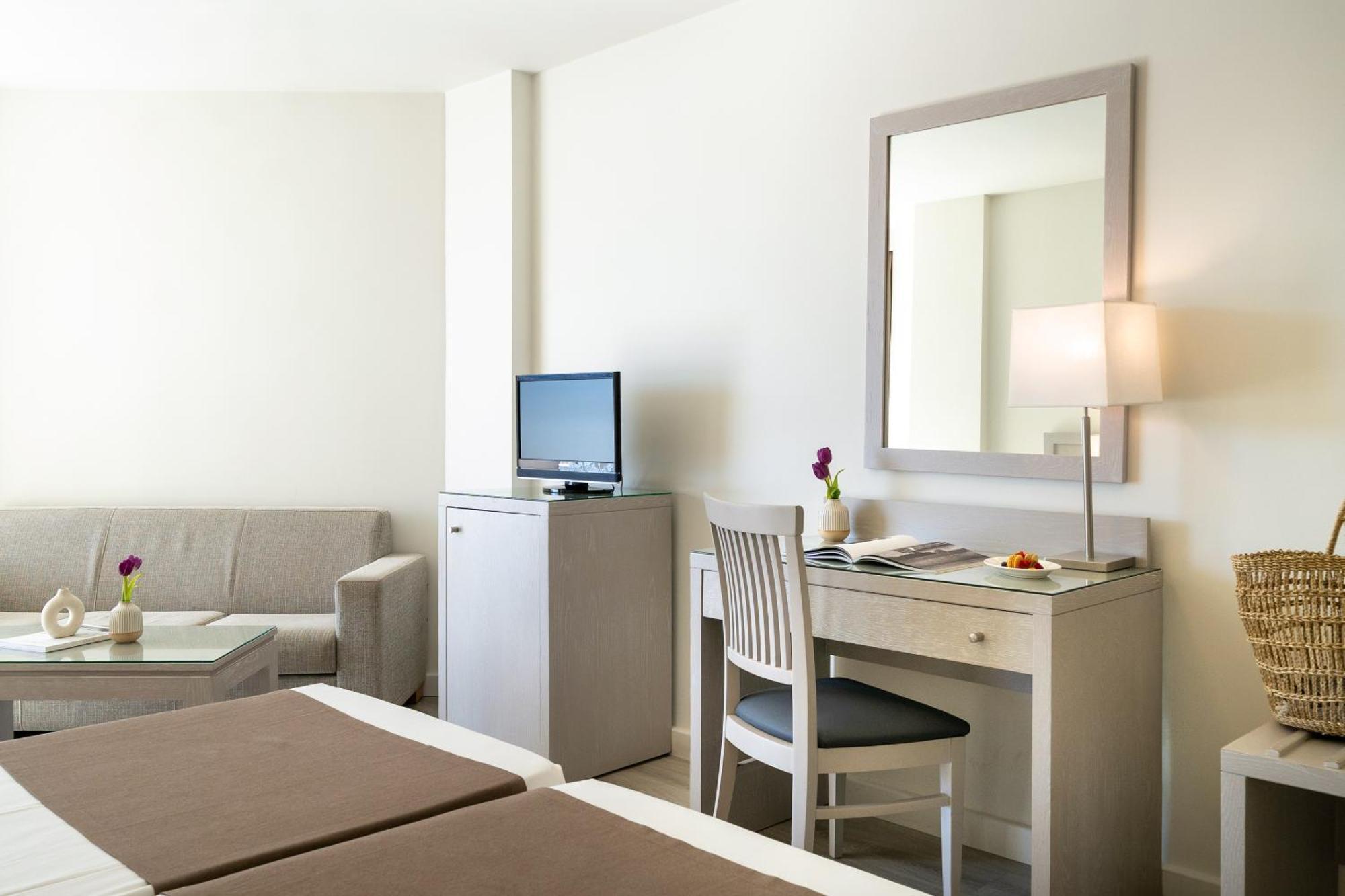 Standard Twin Room Side Sea View