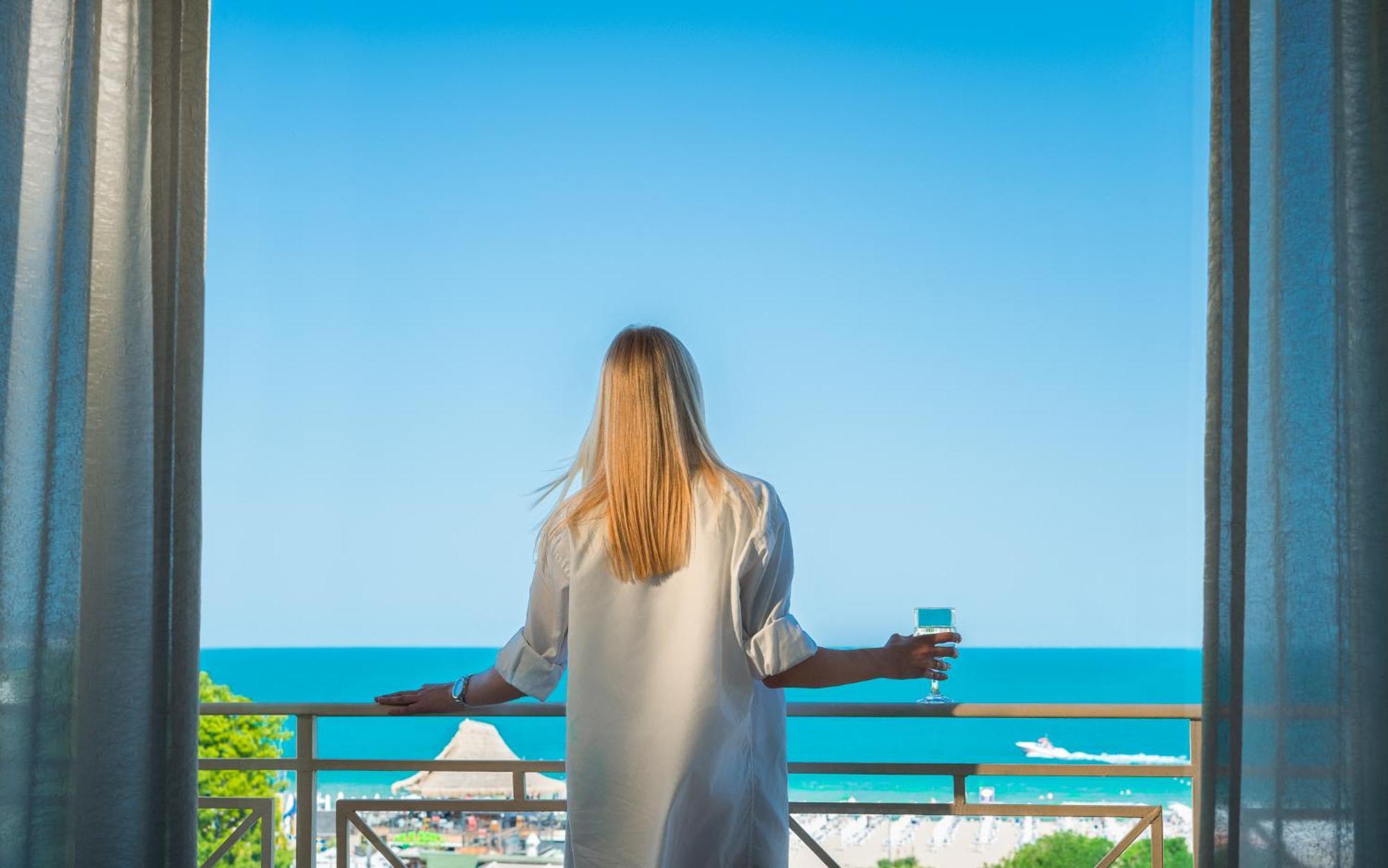 Comfort Twin Room Sea View with Balcony - Free Pool Access & Free WiFI