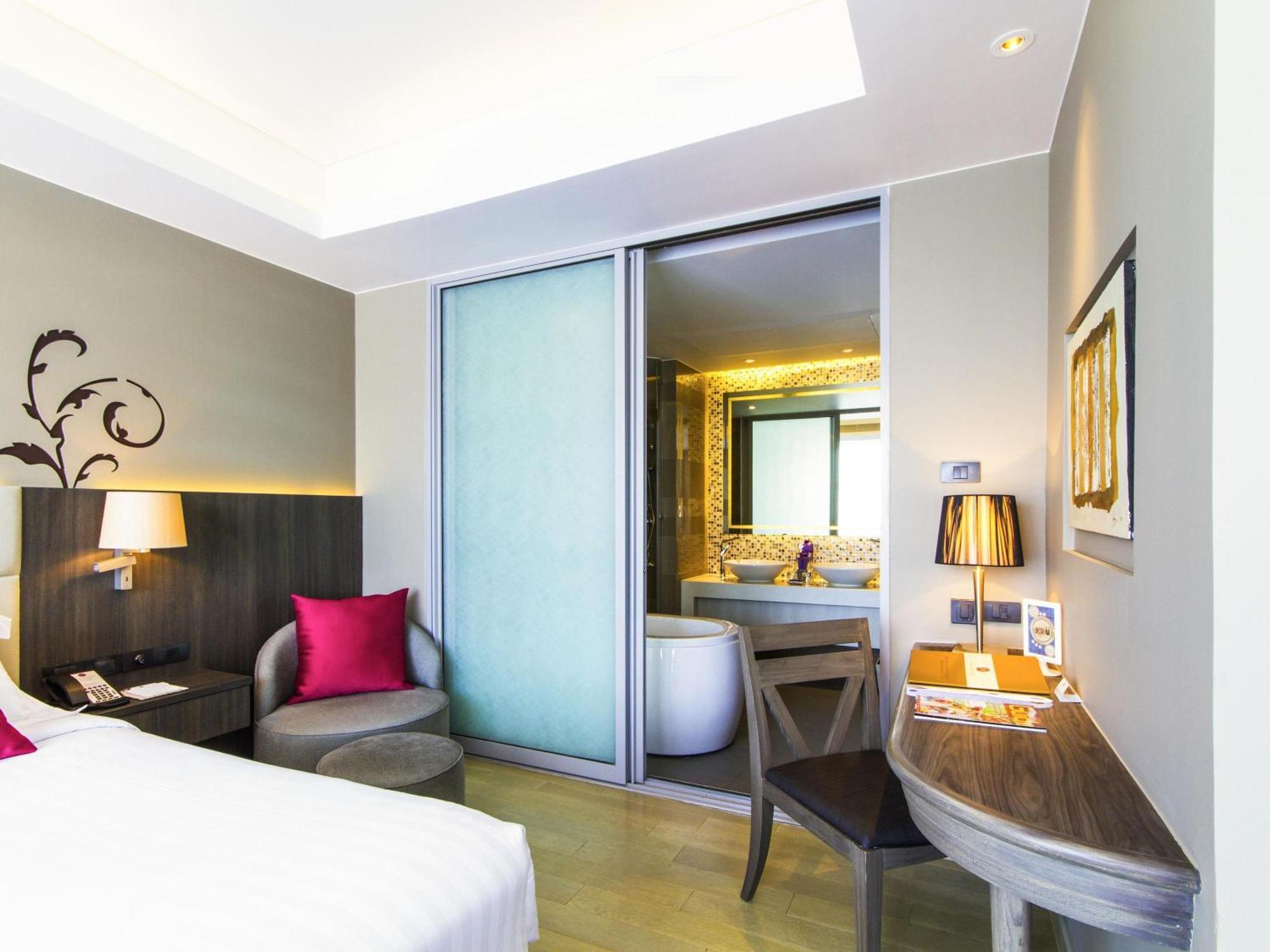 Superior King Suite