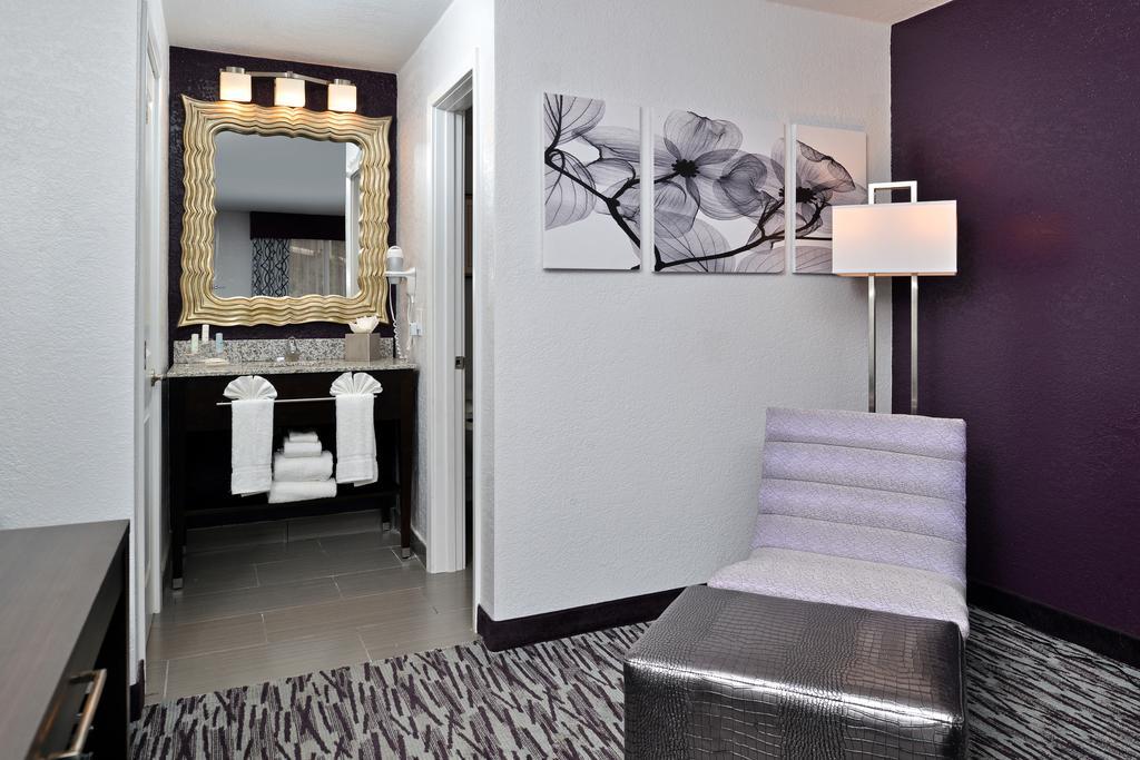 King Room - Poolside (No Resort Fee)