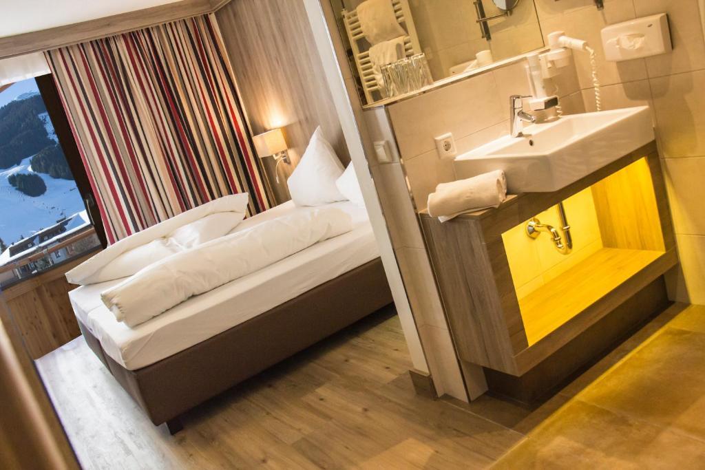 Double Room with Balcony,51284233:JPEG