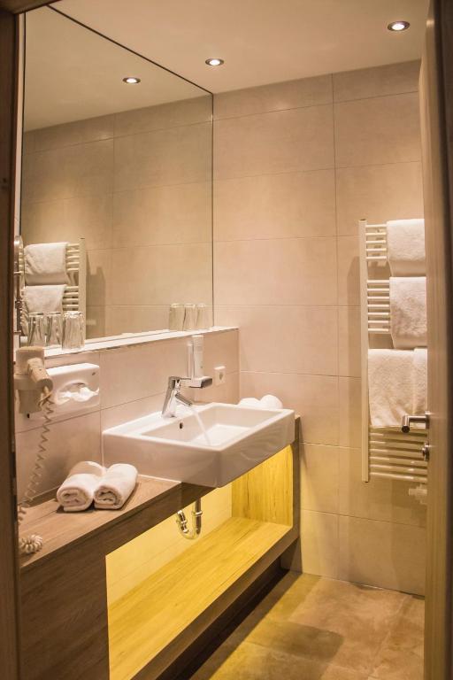 Family Two-Bedroom Suite,49981722:JPEG