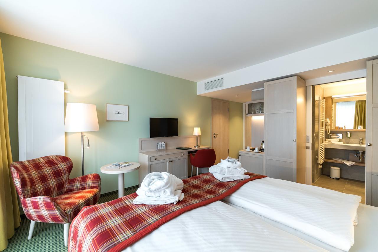 Zimmer mit Kingsize-Bett und Balkon - Torhaus