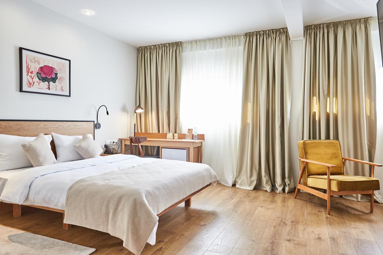 Dreibettzimmer mit Gartenblick