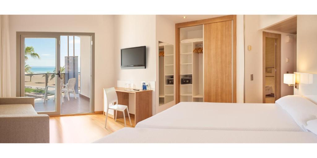 Habitación Doble con terraza y vistas parciales al mar (2 adultos + 2 niños) - 2 camas