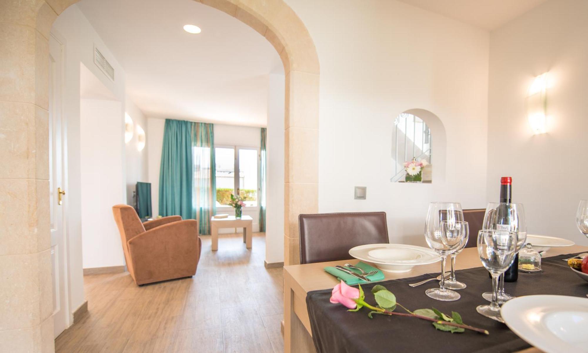 Three-Bedroom Villa,815472770:JPEG