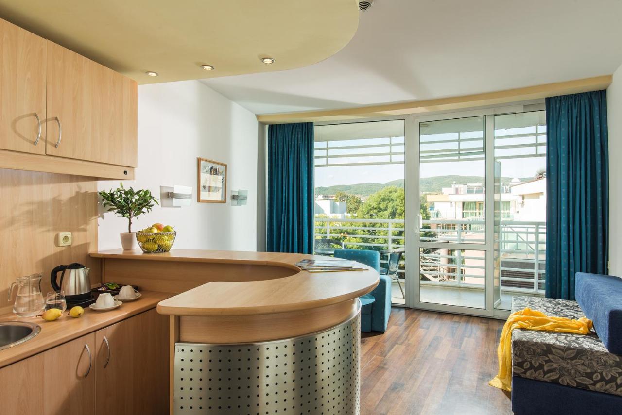 One-Bedroom Apartment Balcony,925558915:JPEG