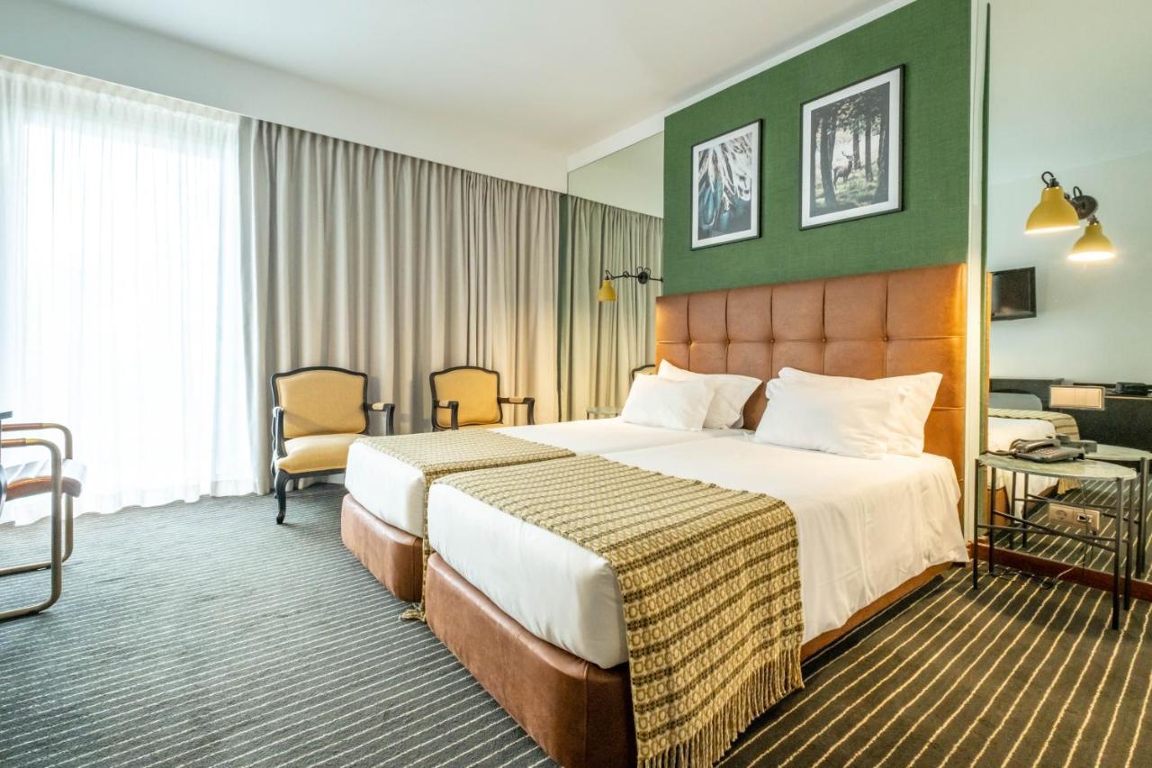 Quarto Familiar (2 Adultos + 3 Crianças)