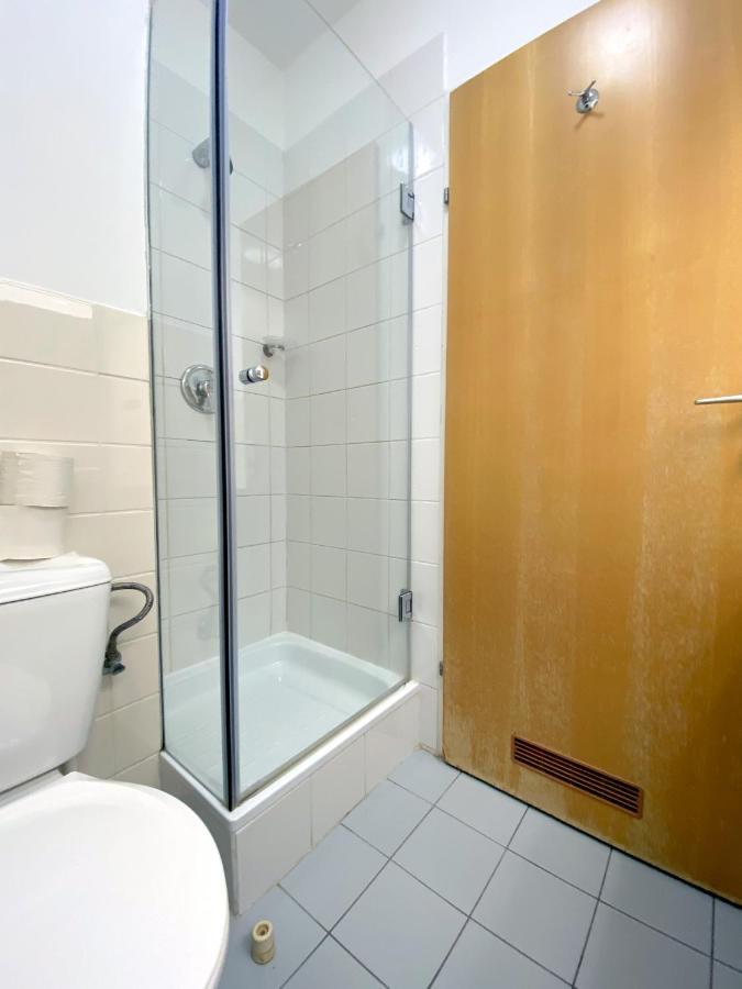 Quarto Econômico com 2 Camas de Solteiro