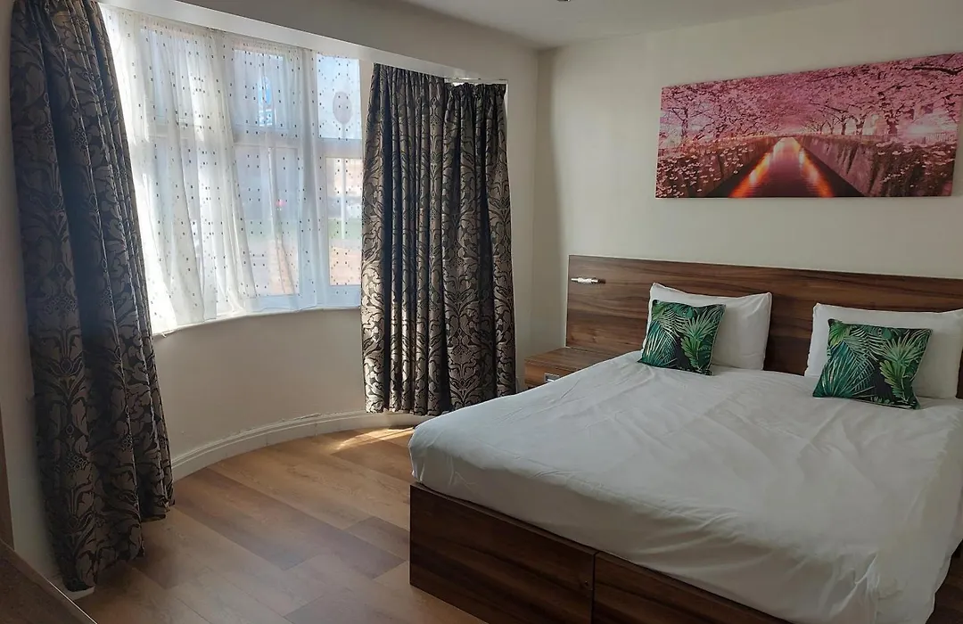 Langley Guest House Nr Pinewood Studios-1