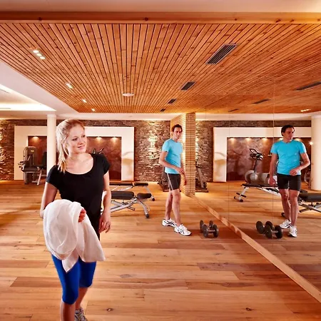 Hotel Berghof Crystal Spa & Sports-2