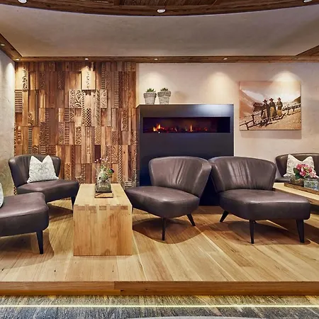 Hotel Berghof Crystal Spa & Sports-3