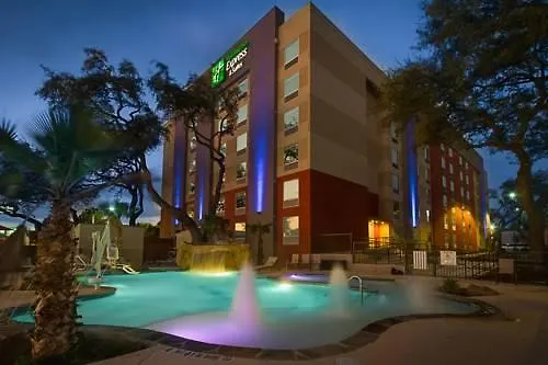 Hotel near College: Holiday Inn Express & Sts Medical-Six Flags