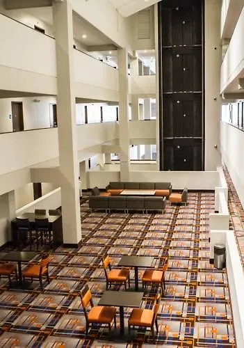 Hotel near College: Holiday Inn Express & Sts Medical-Six Flags