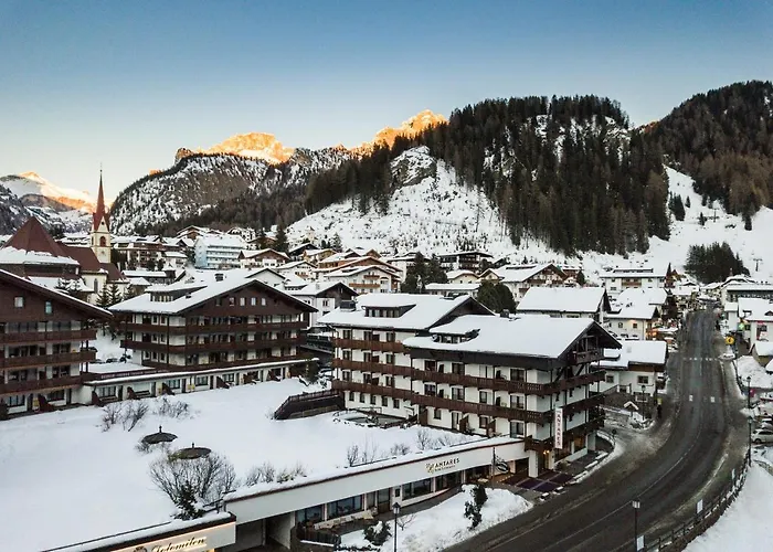 Hotel with pool: Hotel Antares