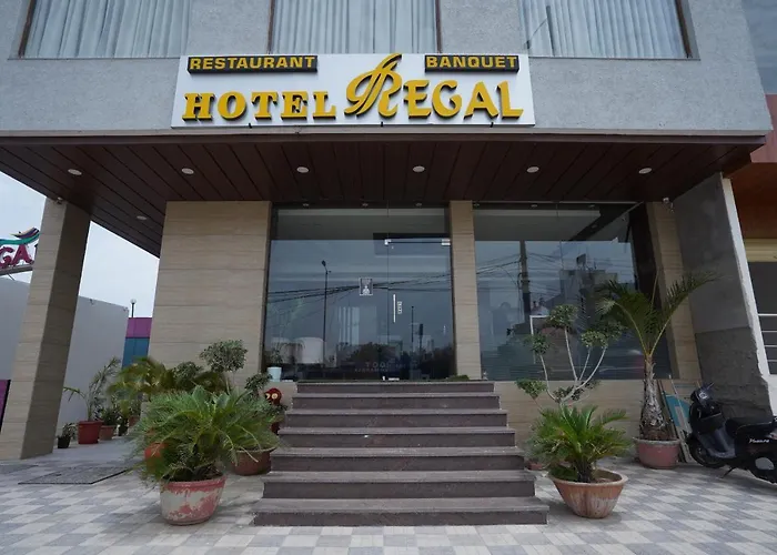 Hotel: Hotel Regal By Rhytham