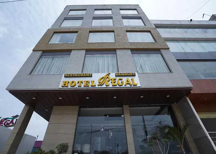 Hotel: Hotel Regal By Rhytham