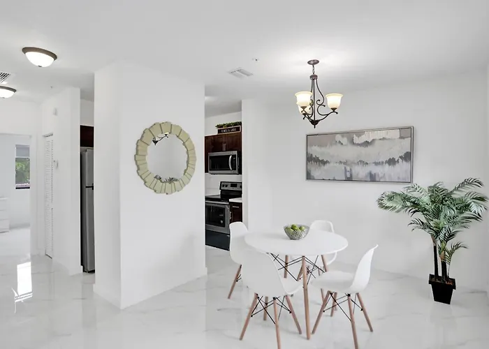 Hotel near College: Renzzi Wynwood Apartments