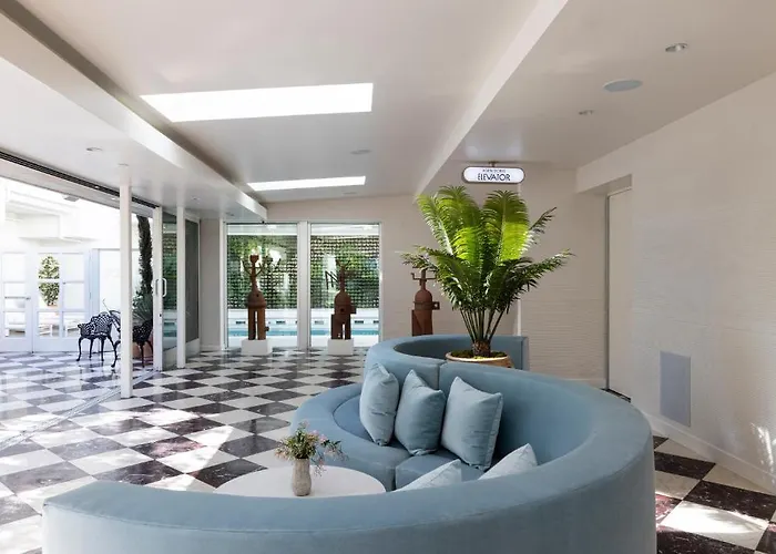 Short Stories Hotel Near The Grove