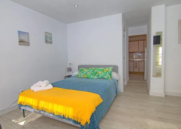 Hotel cerca del colegio: Mercado Huelin Apartments