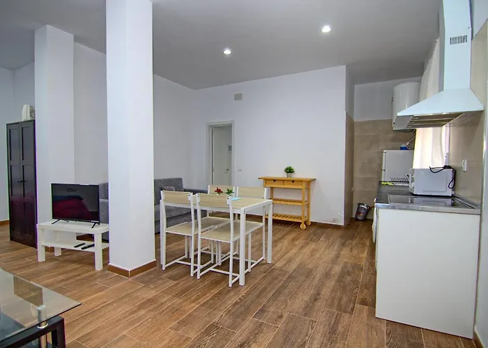 Hotel cerca del colegio: Mercado Huelin Apartments