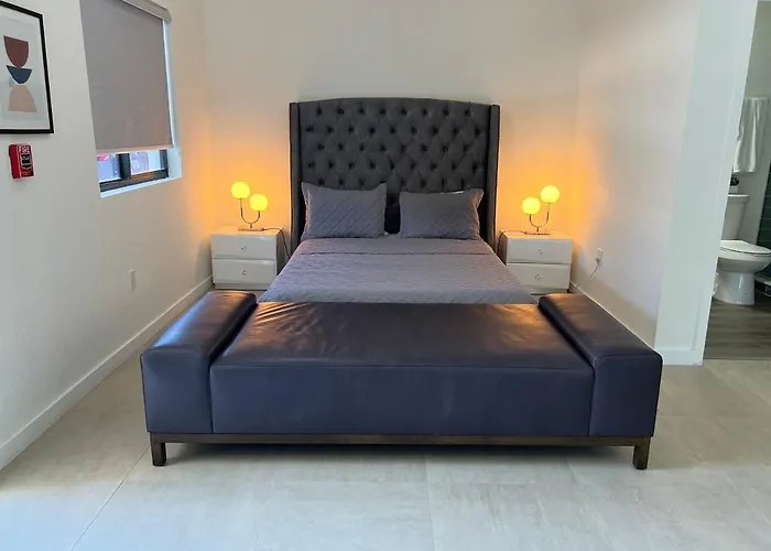 Hotel near College: Renzzi Wynwood Apartments