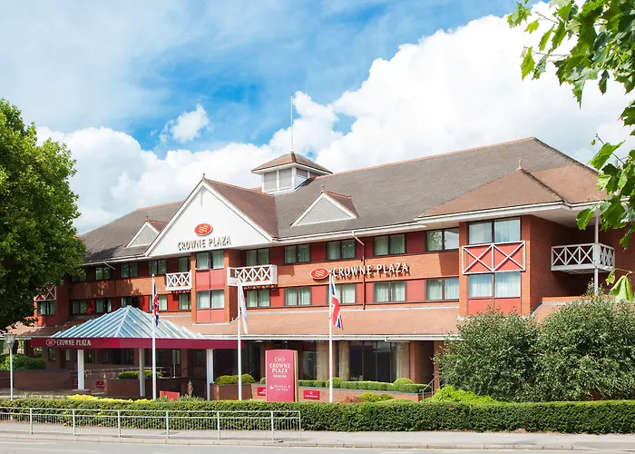 Hotel with pool: Crowne Plaza Reading