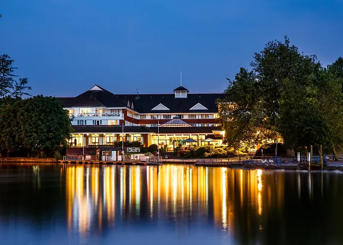 Hotel with pool: Crowne Plaza Reading