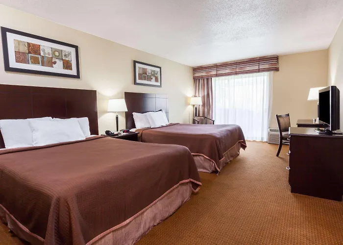 Hotel with pool: Toronto East Inn