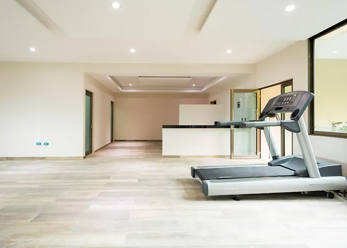 Hotel familiar: Palmarena Rooms & Residences - Long Stay Comfort With Parking, Sauna, Gym & Pool - Steps From 5Th Avenue