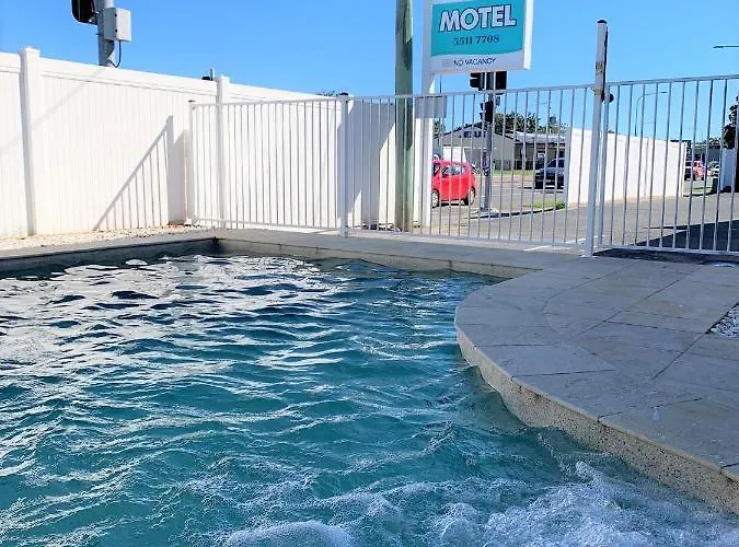Motel: Aqua Blue Motel