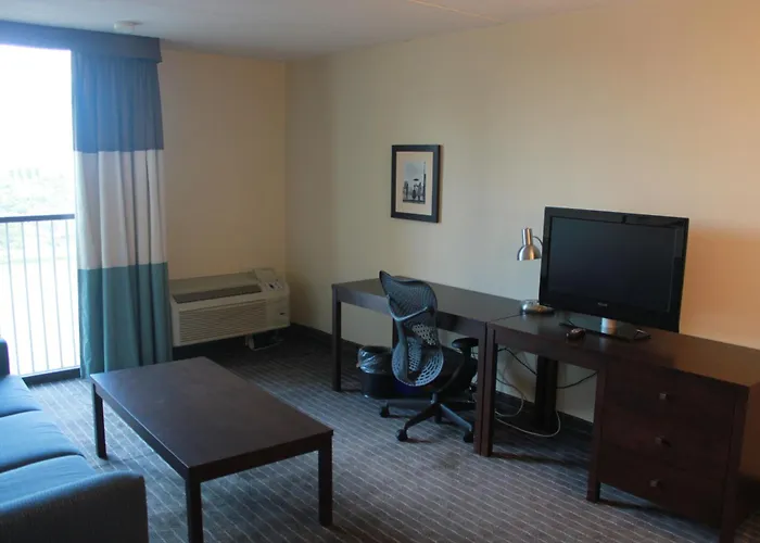 Hotel with pool: Edward Hotel North York