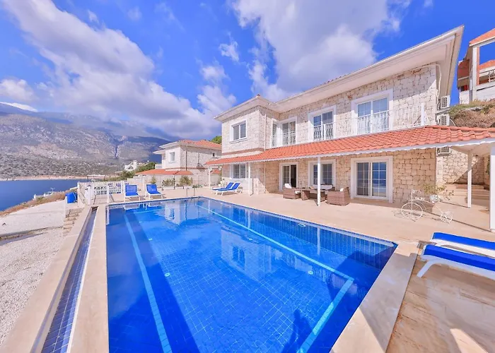 La Kumsal Denize Sifir Ve Oezel Havuzlu Dubleks Suit