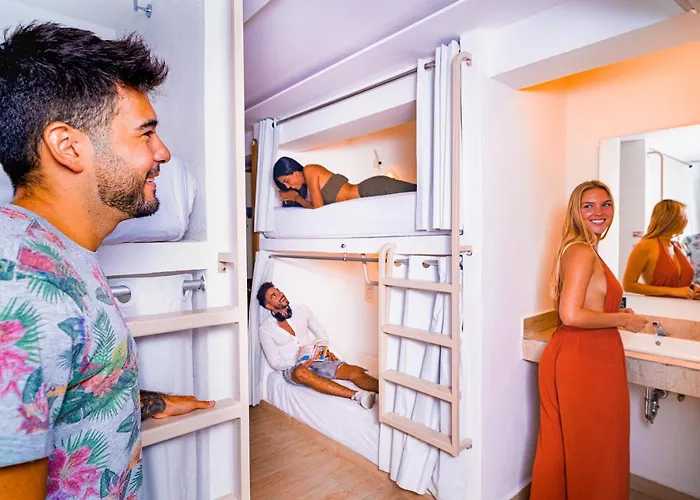 Nomads Party Hotel