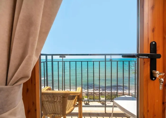 Resort: Beach House Hotel