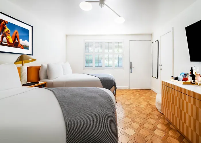 Short Stories Hotel Near The Grove