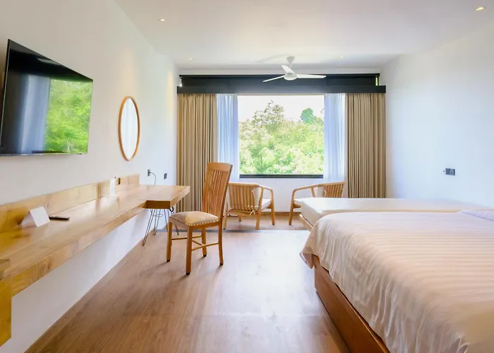 Giriwood Hotel & Villa