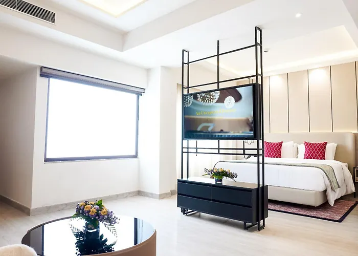 Central hotel: Golden Tulip Lucknow