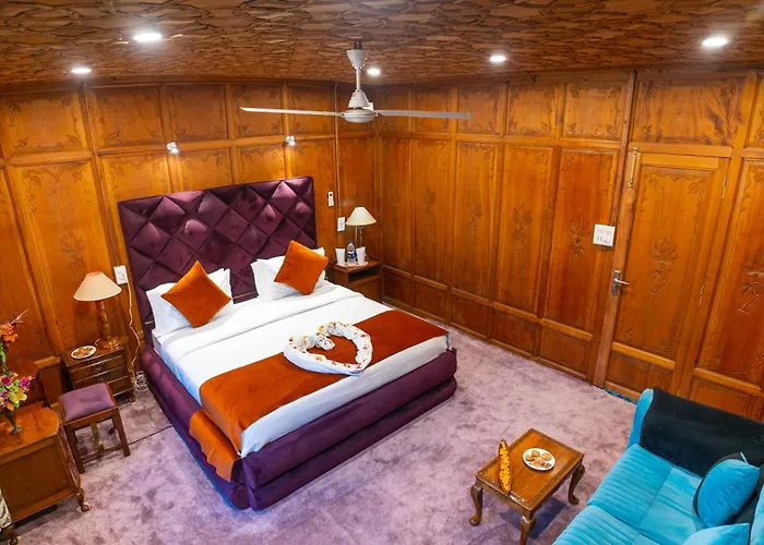 Wangnoo Heritage Houseboats