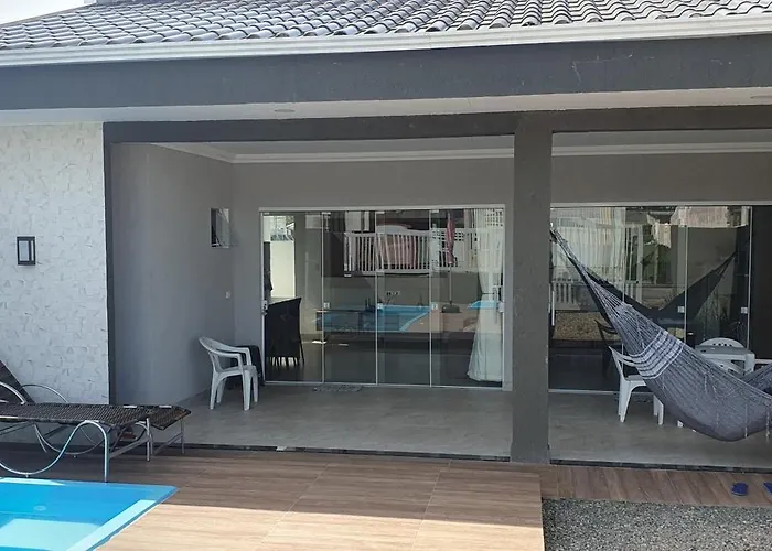 Mar Doce Lar Casa na praia de guaratuba com piscina e ar condicionado