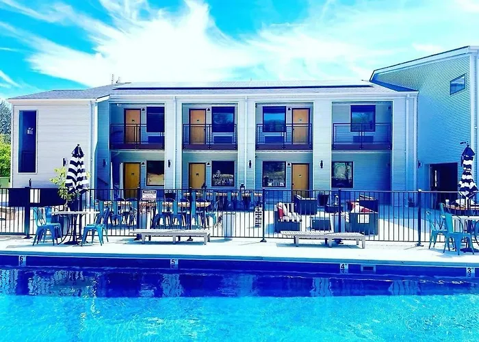 Clean And Modern Deluxe Suite For 10 With Pool
