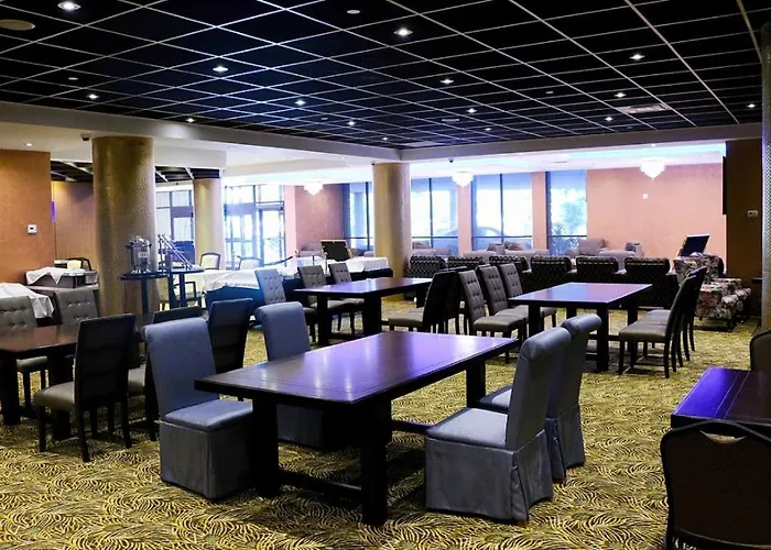 Hotel with pool: Edward Hotel North York