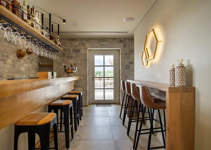 Bassa Maina Villas & Suites