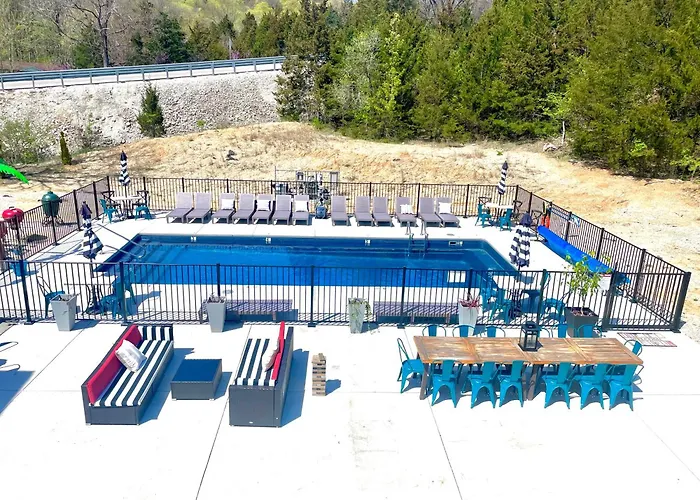 Clean And Modern Deluxe Suite For 10 With Pool