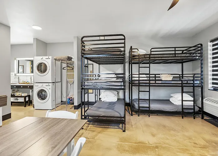 Clean And Modern Deluxe Suite For 10 With Pool